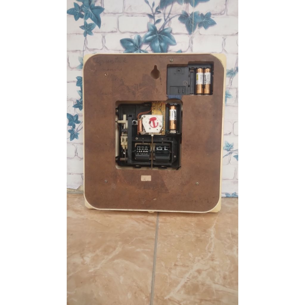 jam dinding Citizen perempatan kalender flipflop