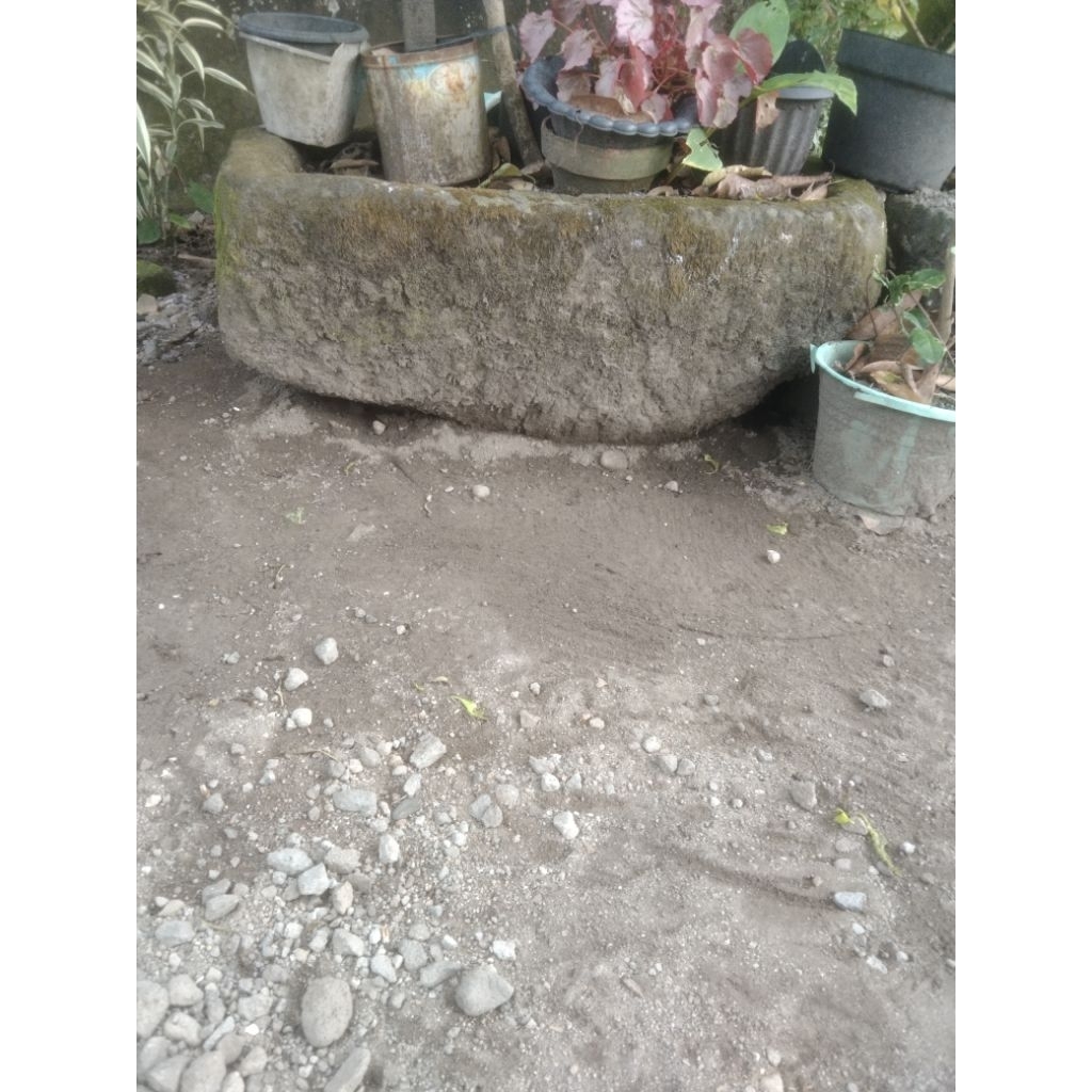 Lesung lumpang batu hitam kuno