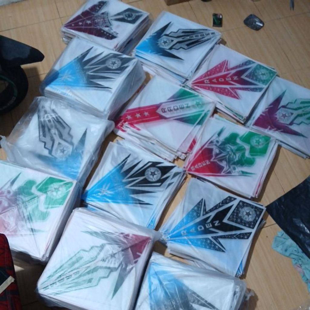 Layangan Sukhoi Standar 1 pack (Isi 100 pcs) Motif Acak, Cocok untuk Bermain