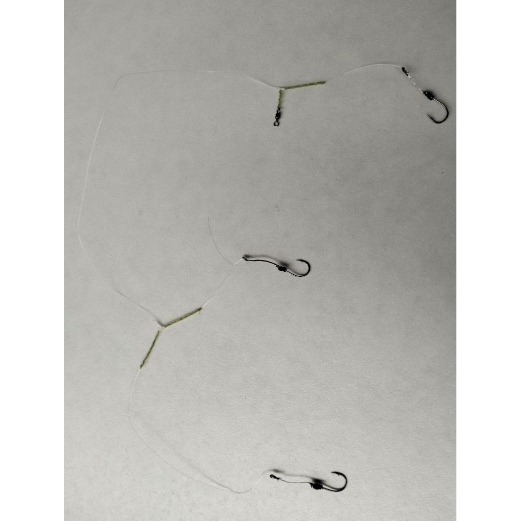 rangkaian 3 cabang , 2 warna, 3 mata kail neklin tidak pakai timah. pancing bawal