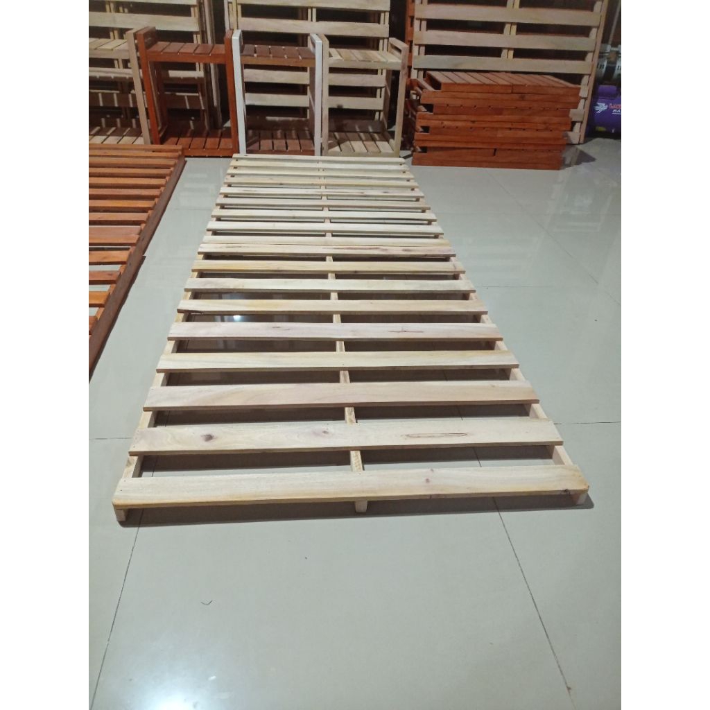 Dipan kasur Minimalis kayu Mahoni