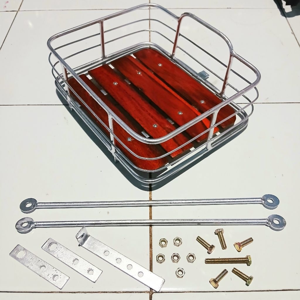Keranjang sepeda besi motif warna silver alas kayu pernis