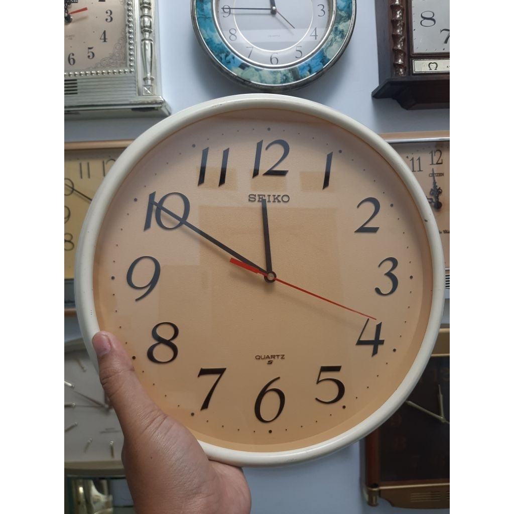 Jam dinding SEIKO bulat minimalis