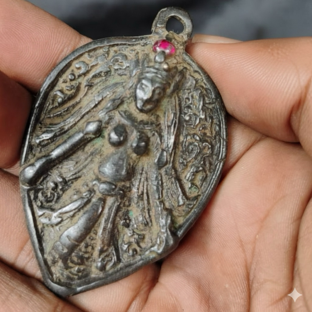 Liontin Majapahit Bahan Perunggu Model Ratu Hias Batu Merah