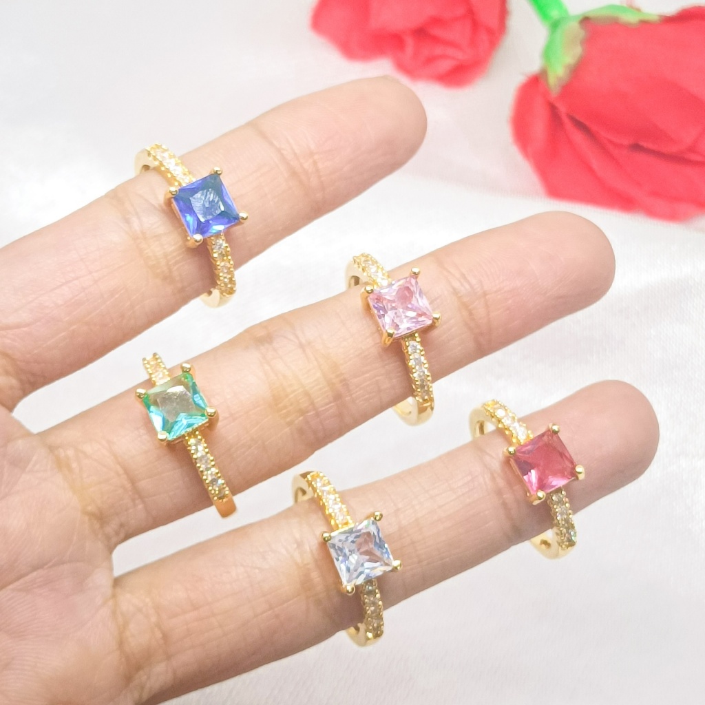 Cincin bergaya permata persegi berlapis emas 24 karat.
