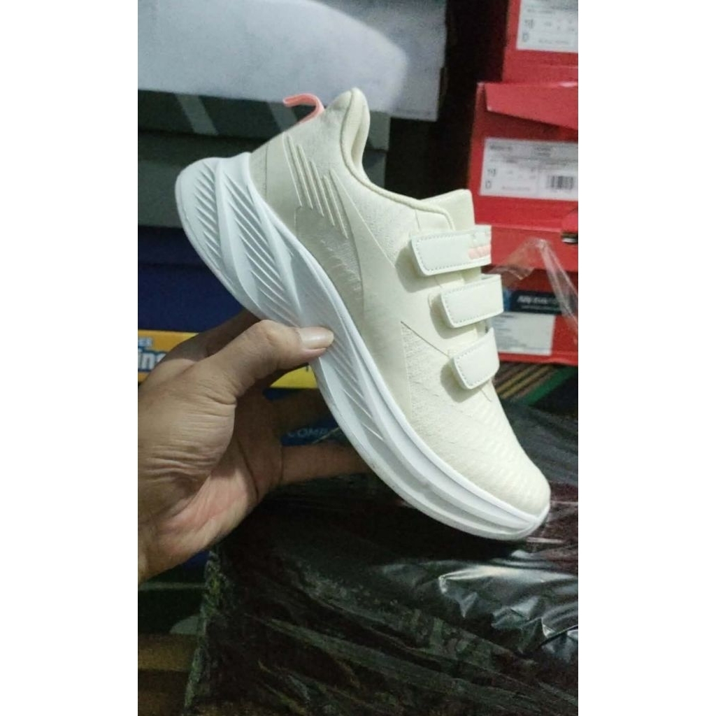 SALE AMBYAR!! SEPATU DIADORA KIDS SIZE 35.