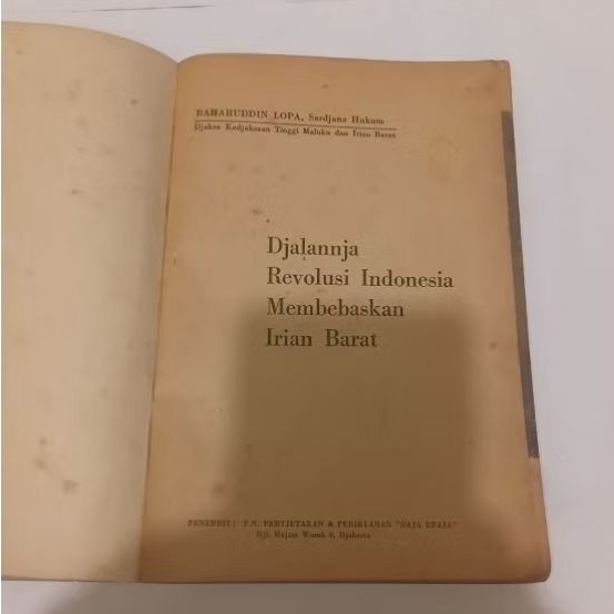Djalanja Revolusi Indonesia Membebaskan Irian Barat oleh Baharuddin Lopa (Tanpa Sampul)