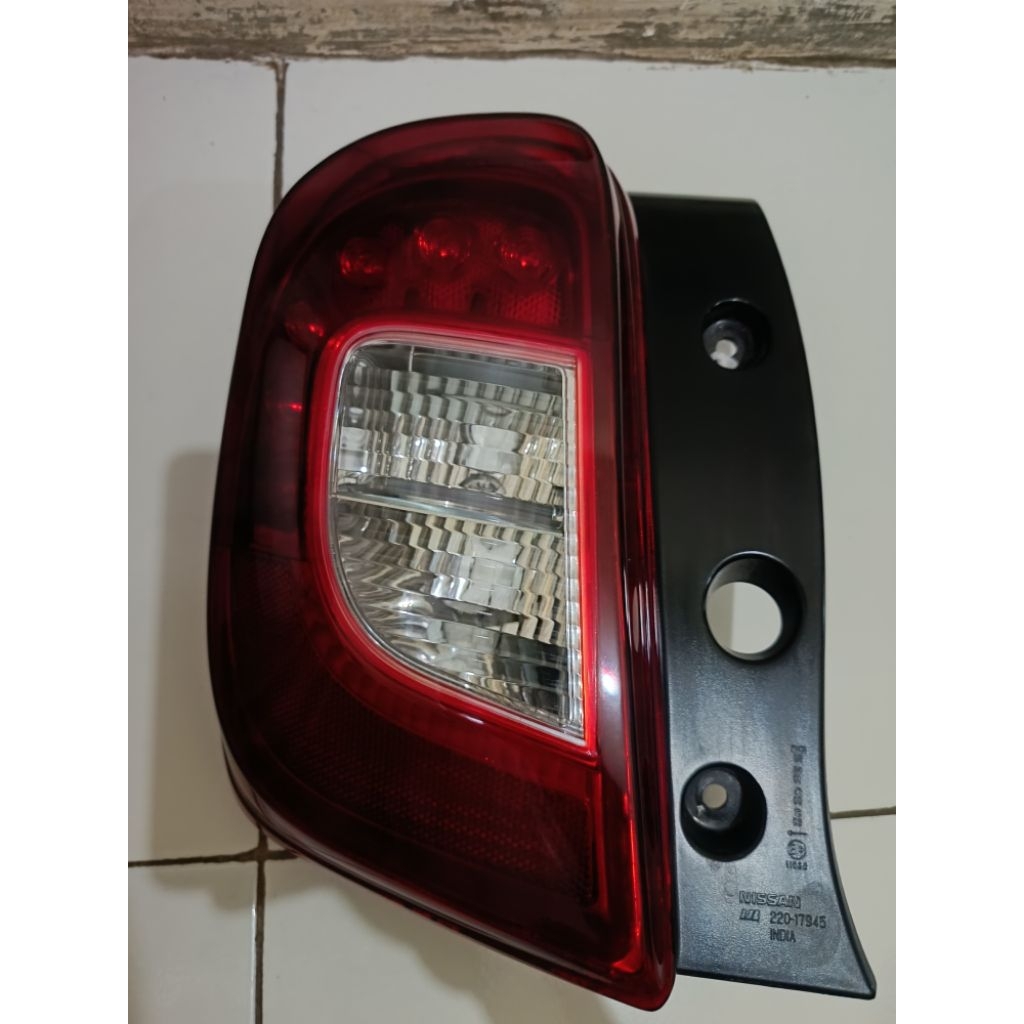 Lampu belakang Nissan march