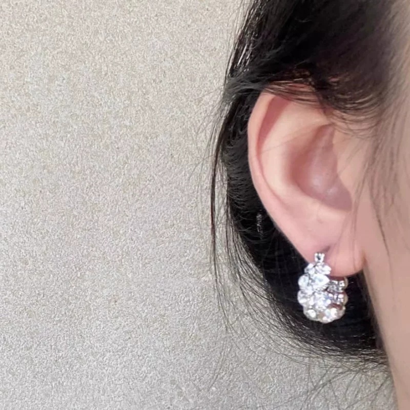 Anting Wanita Bulat Kristal Simple Modis Elegan Titanium Anti Karat Anting Tusuk Kecil Hoop Earrings