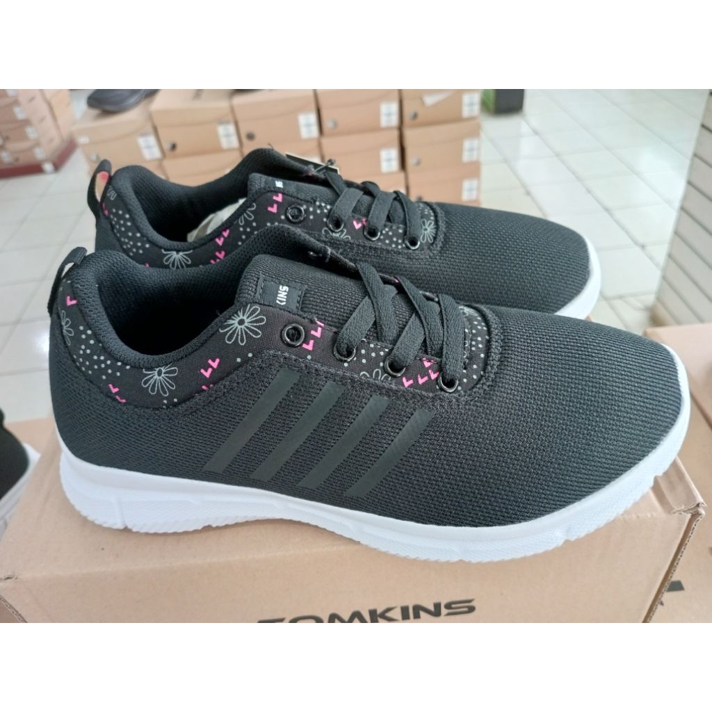 Sepatu Tomkins ABIGAIL hitam putih untuk wanita