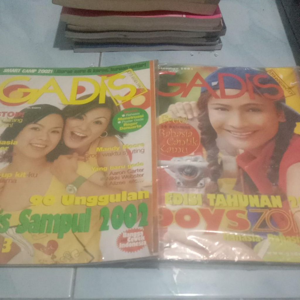 MAJALAH GADIS TAHUN 2002,  buku second 1 paket 2 buku