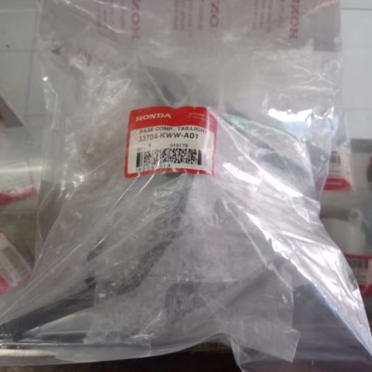RUMAH RANGKA LAMPU STOP BELAKANG ( BASE COMP TAILLIGHT ) HONDA REVO ABSOLUTE 110 ORIGINAL AHM - 3370