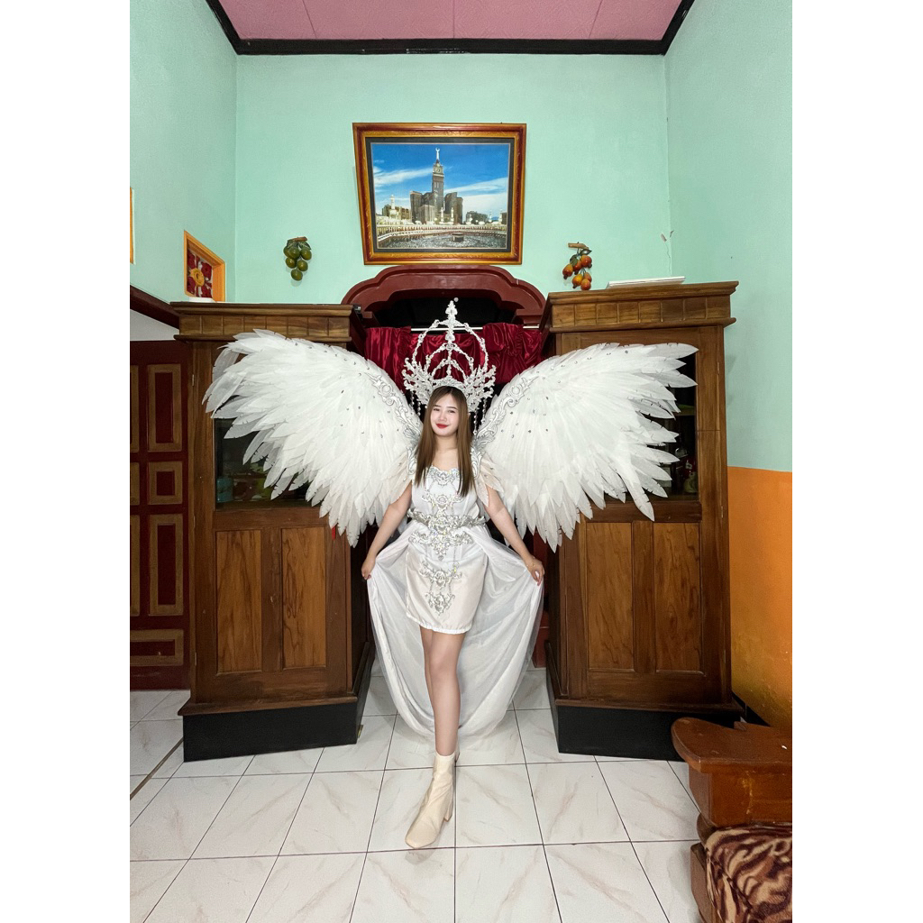 maskot karnaval sayap putih