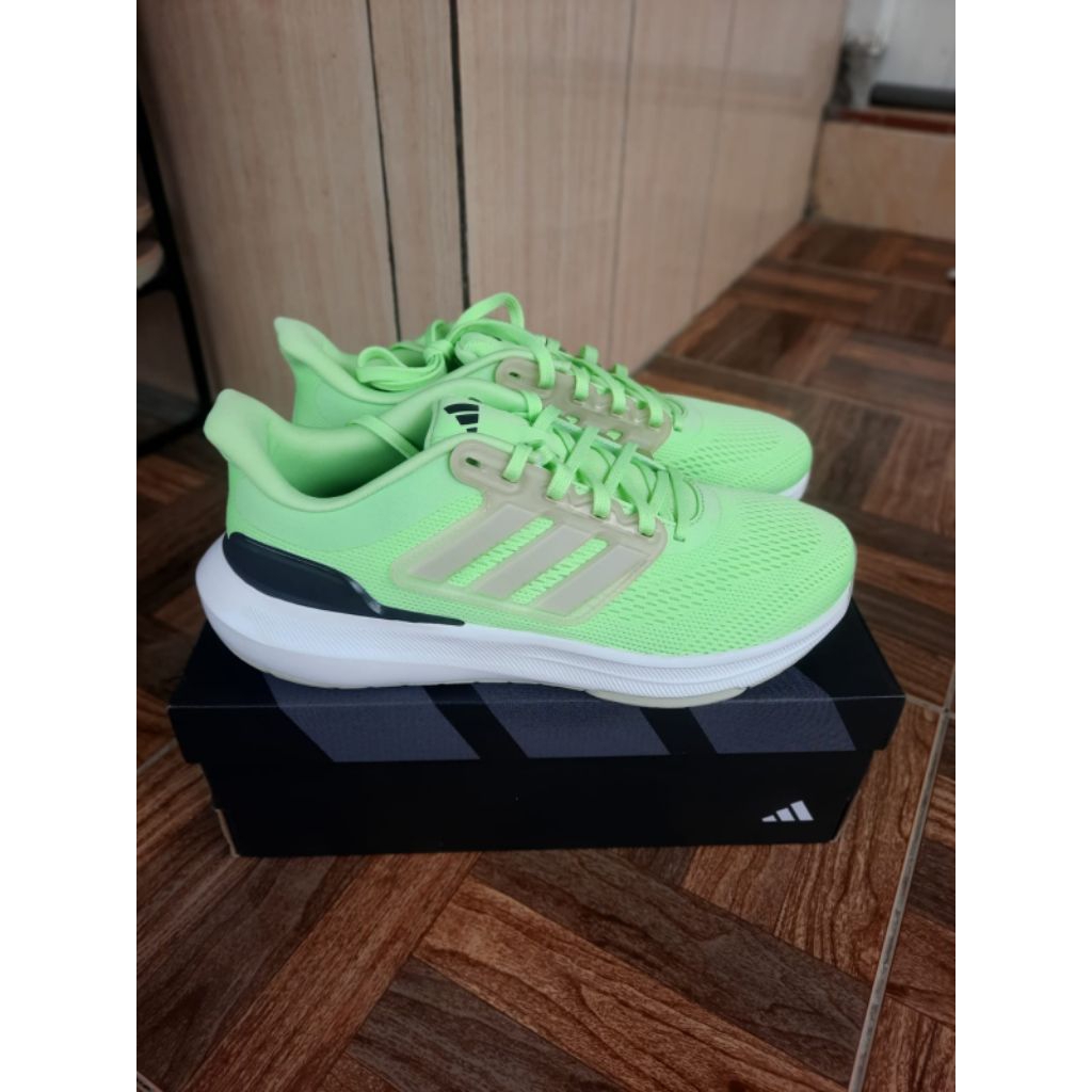 Sepatu pria berwarna hijau