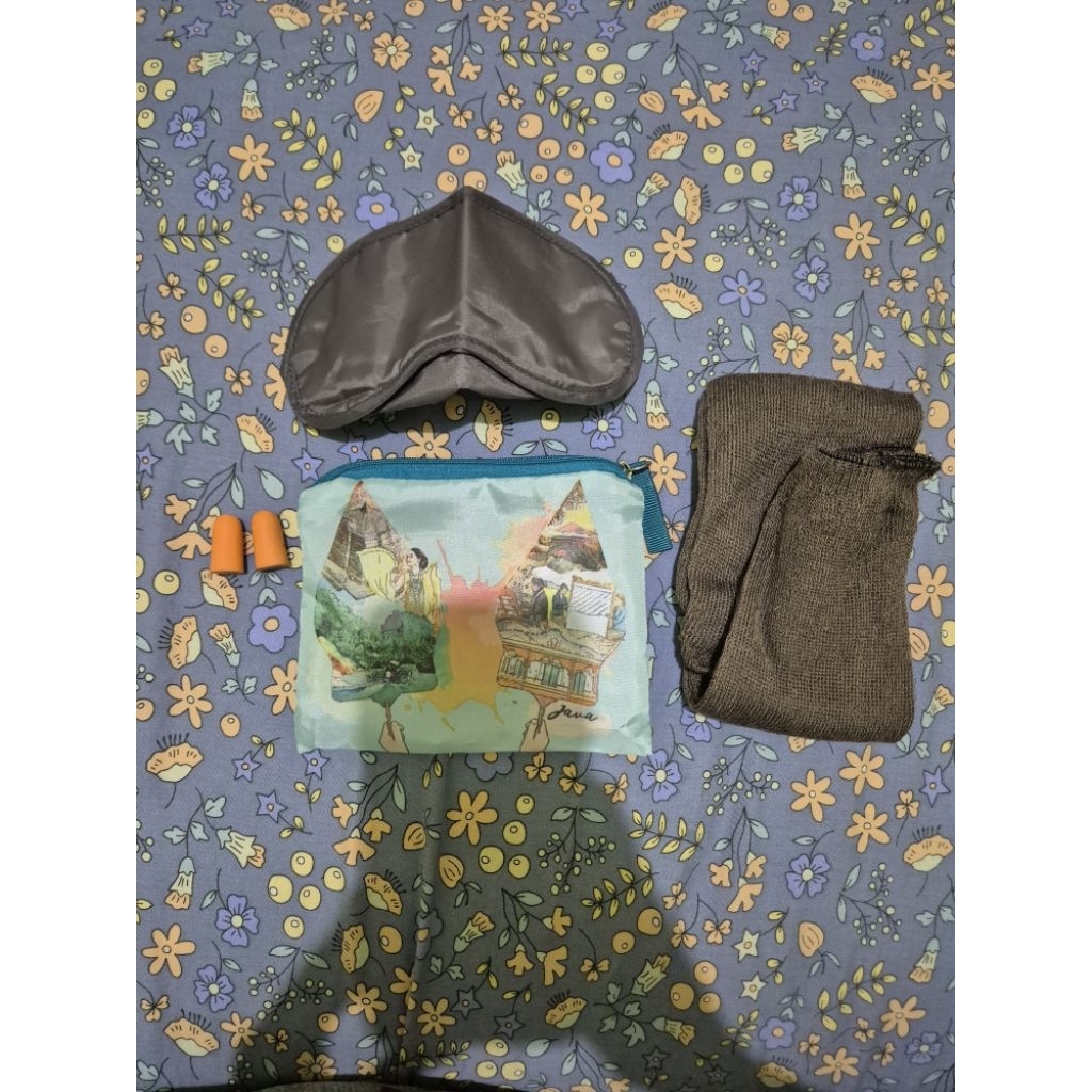 GARUDA INDONESIA AMENITY KIT SET KAOS KAKI EAR PLUG EYE MASK ECONOMY CLASS KELAS EKONOMI