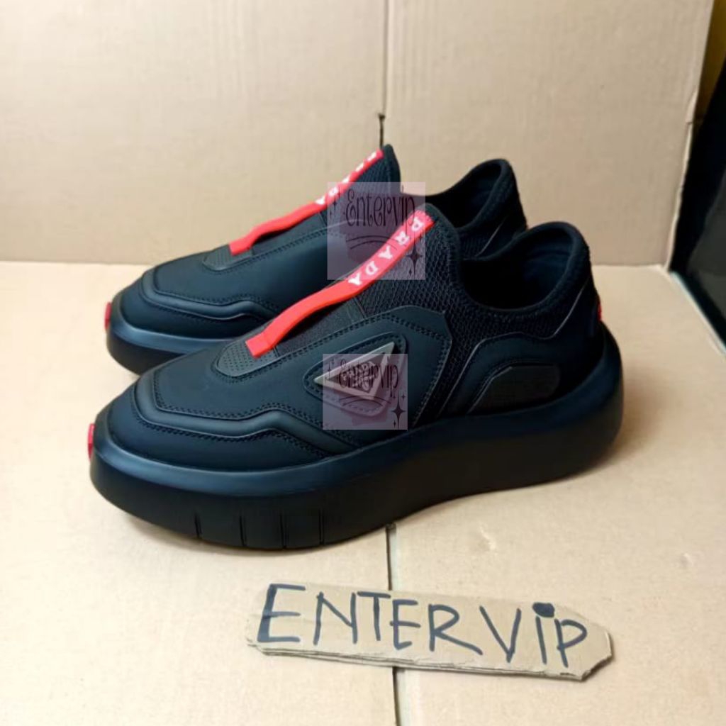 sepatu pria slip on hitam sneaker wedges branded 1805