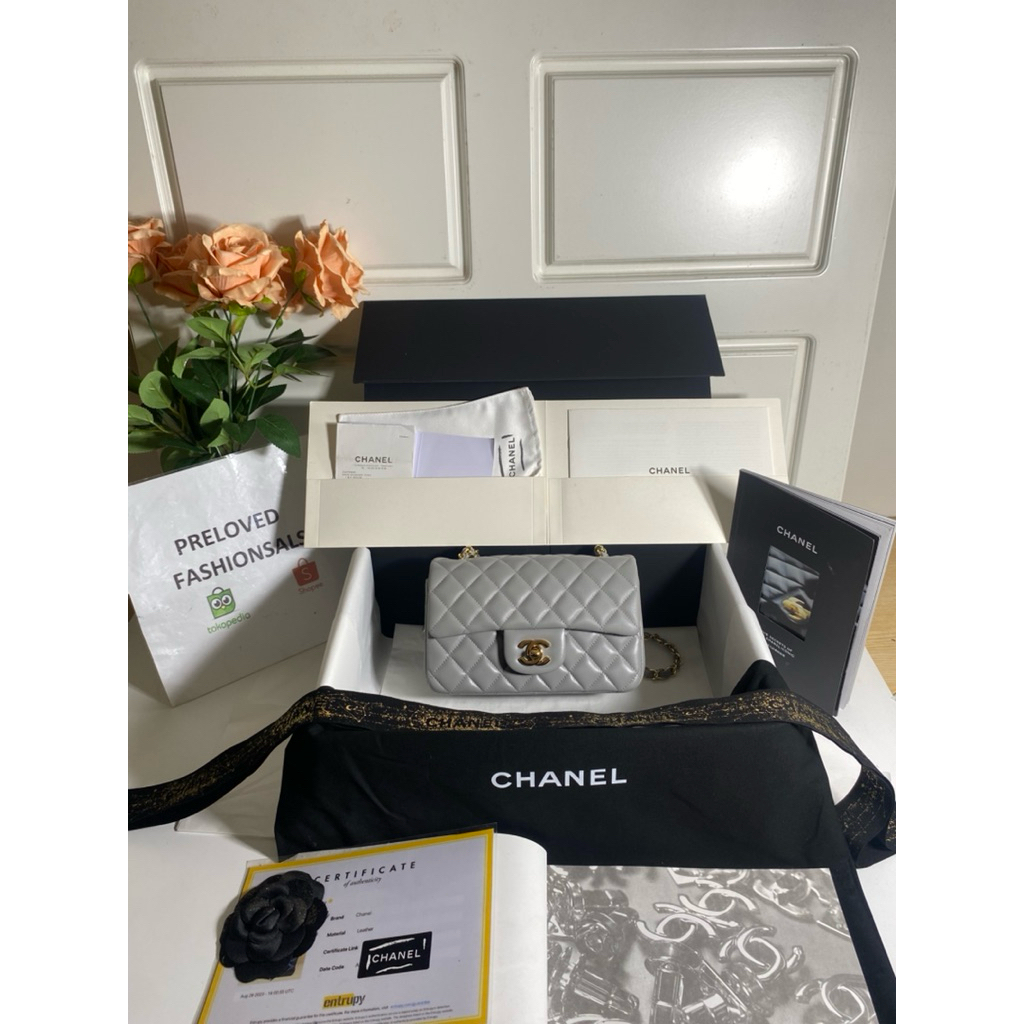 prel*ved 2023 Chanel mini classic handbag lambskin White GHW authentic