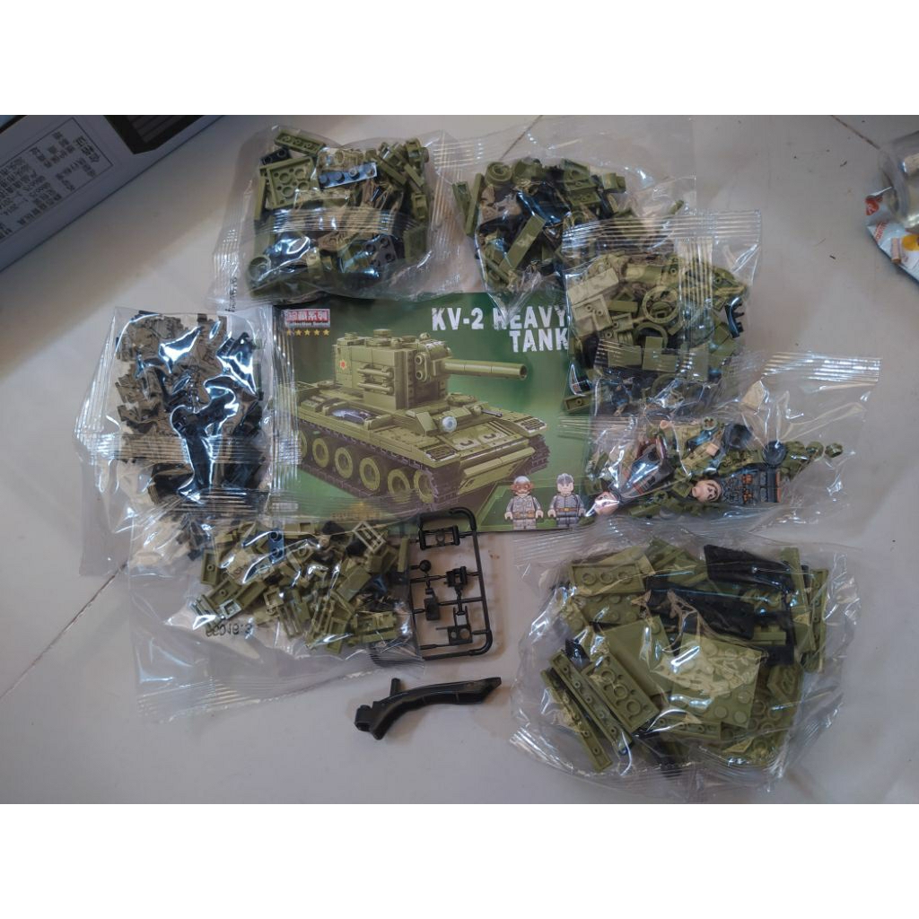 Mainan Action Figure Tank KV-2 Mini Leyi