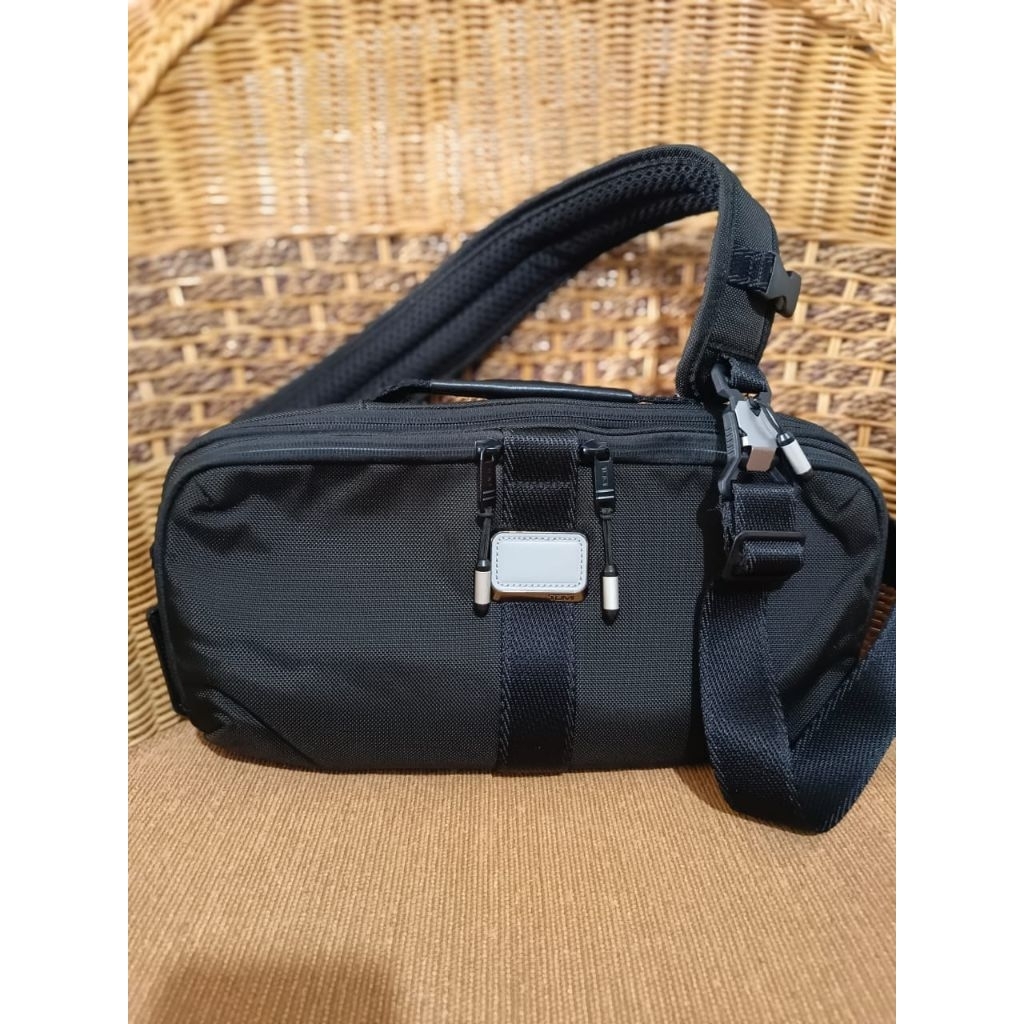 tumi alpha bravo esports pro sling pack black