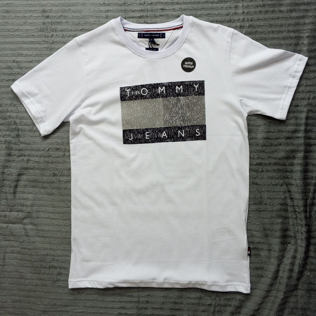 Kaos Pria Premium High Quality Tommy Jeans Warna Putih Desain Logo Kotak Minimalis | T-Shirt Pria Br
