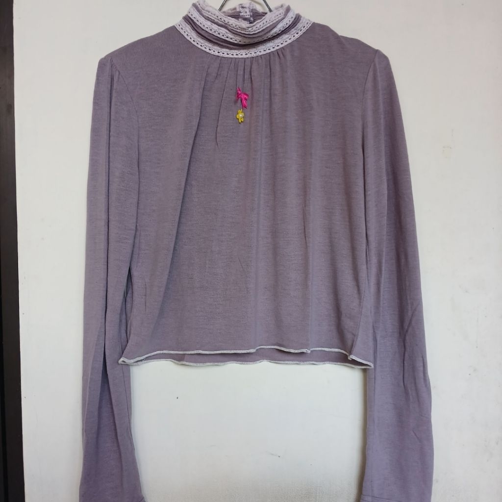 kaos crop warna ungu keabuan