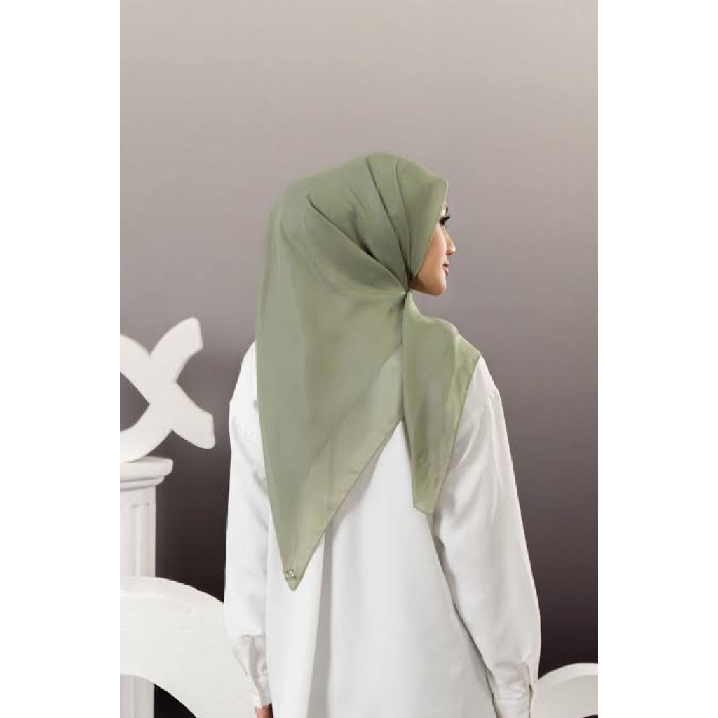 Prisa Scarf wearing klamby scarf polos new with box