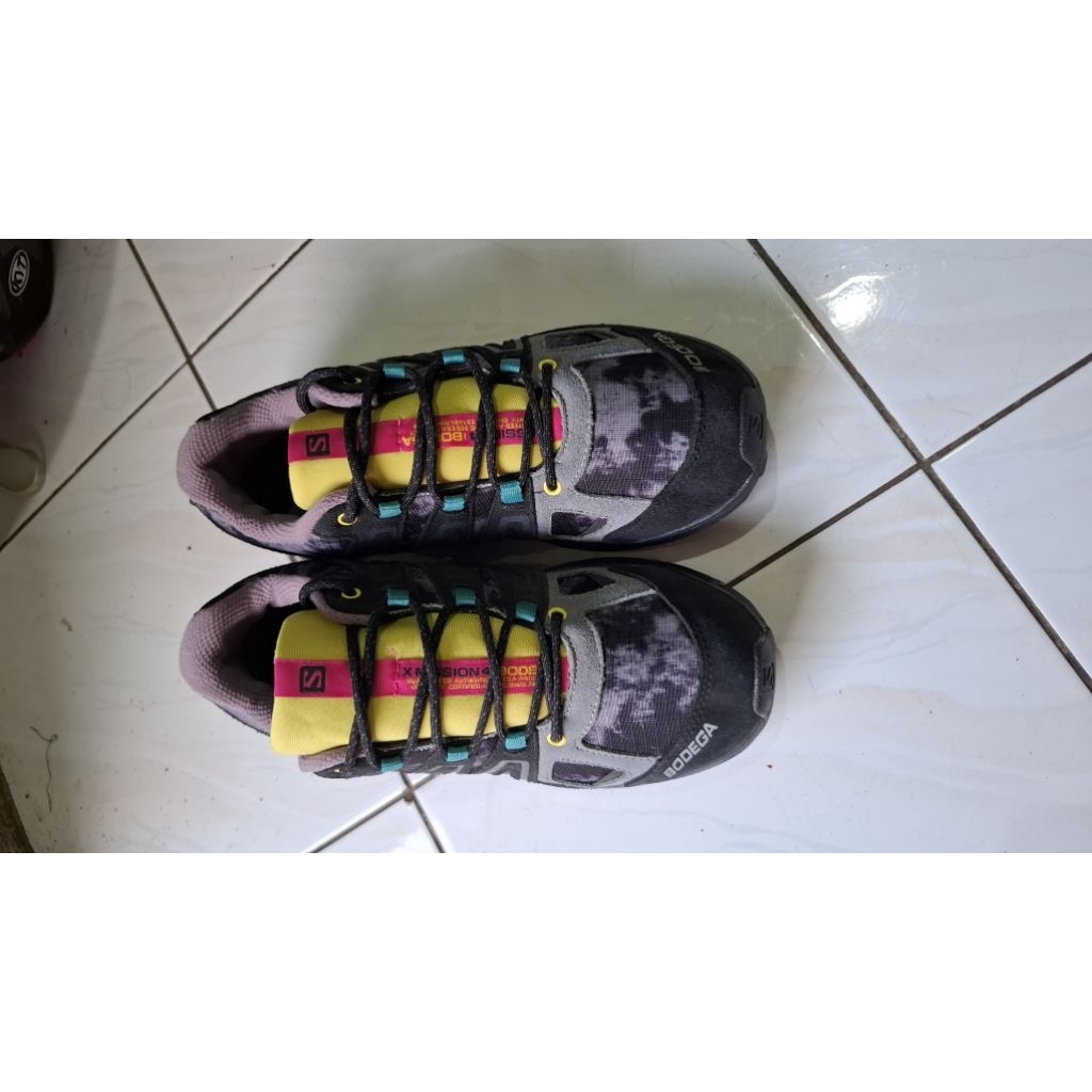 sepatu salomon