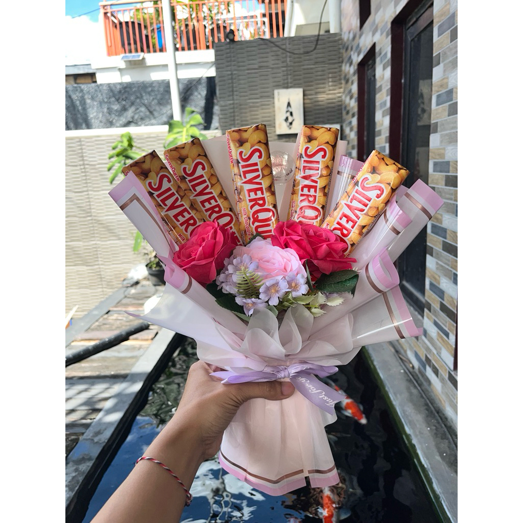 Buket special bunga dan coklat silverqueen besar