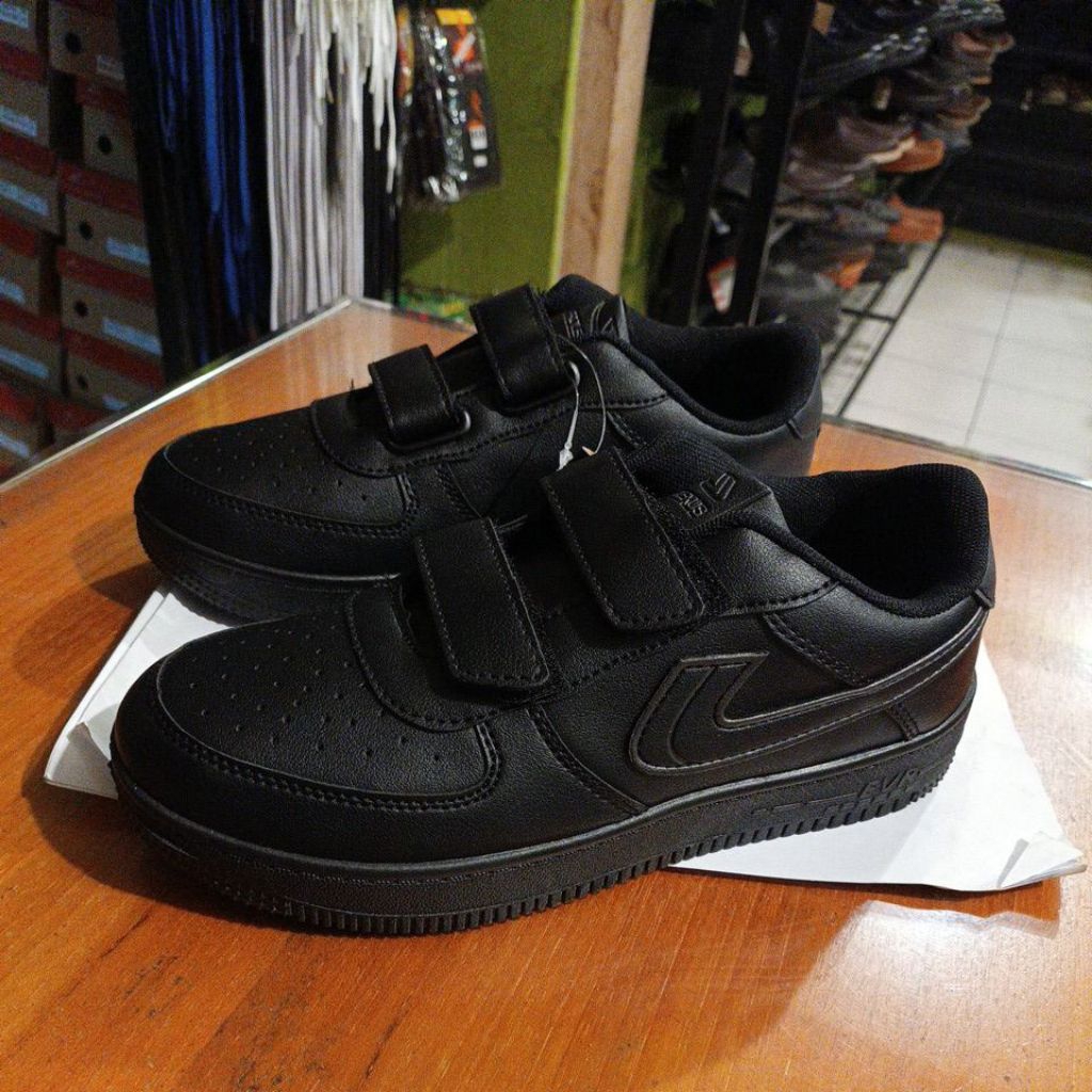 sepatu sekolah hitam polos model perekat