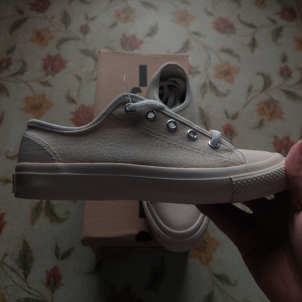 Sepatu Johnson Basic Low Milky