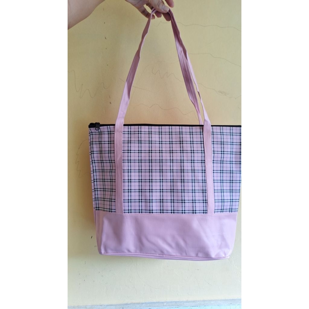 Tas besar souvenir toko emas