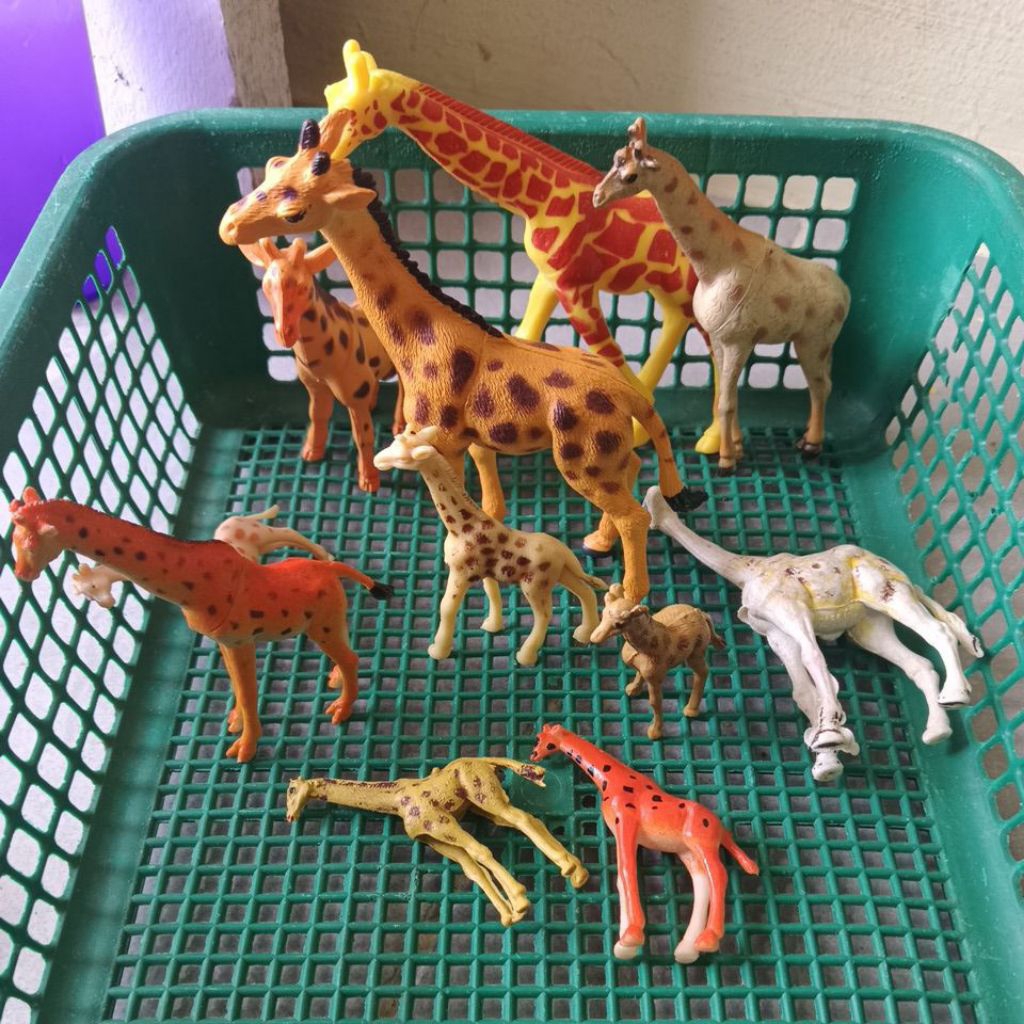 Segerombolan figure jerapah PL hewan