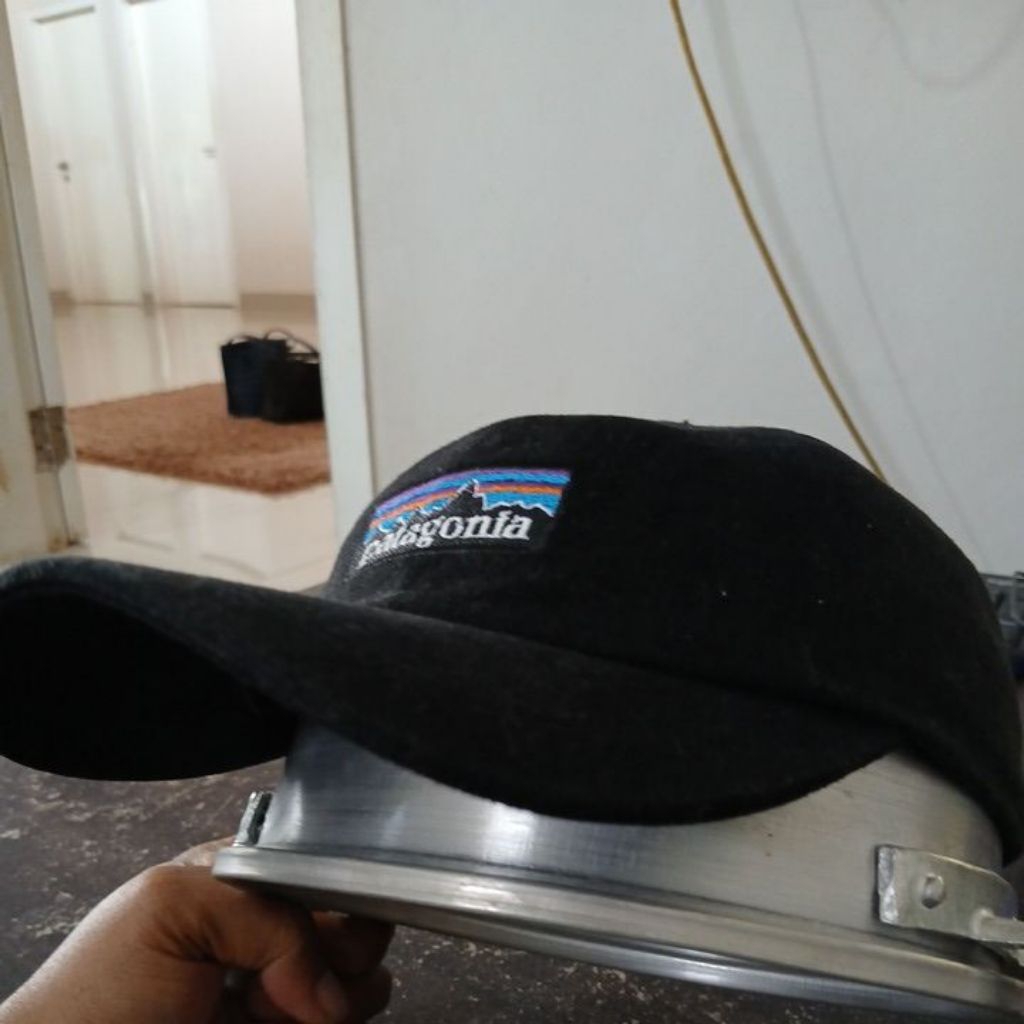 Topi bahan denim lembut warna hitam pekat P4T4G0N14 second allsize stelan besi mulus no minus nampak