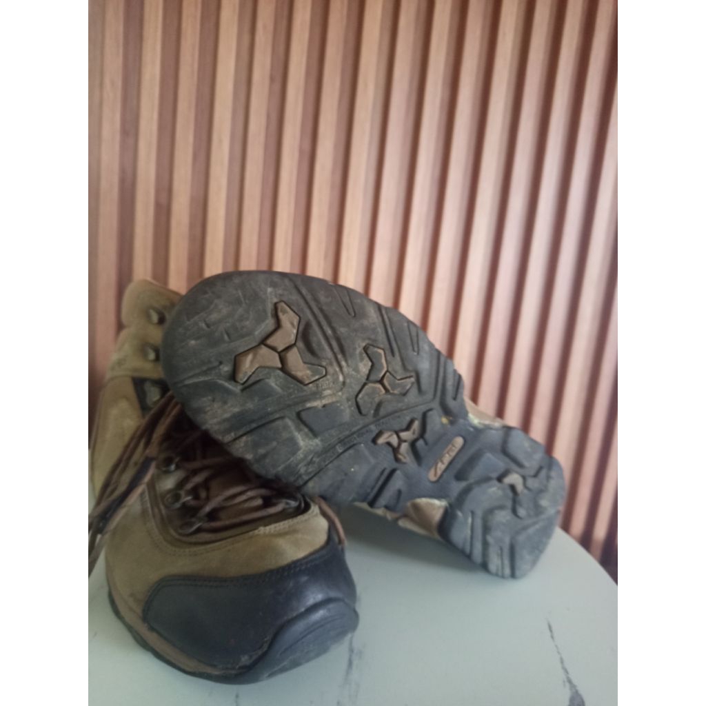 Sepatu Gunung AREI