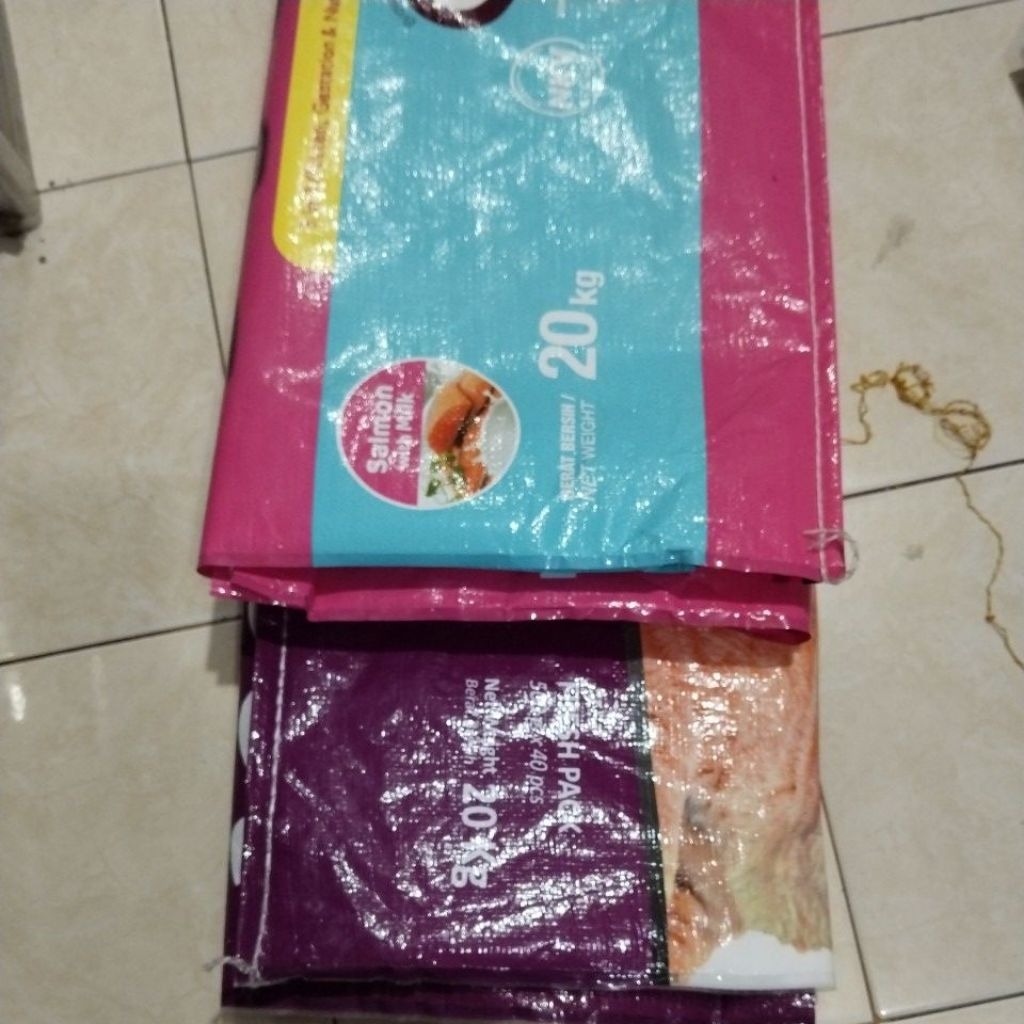 karung bekas pakan kucing
