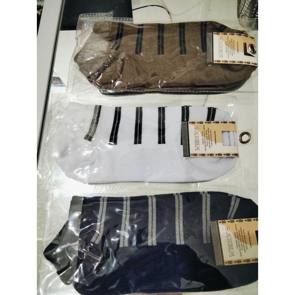 kaos kaki mata kaki motif