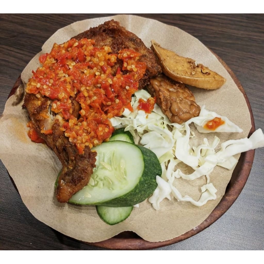 ayam penyet + sambel + lalapan+ tempe tahu goreng