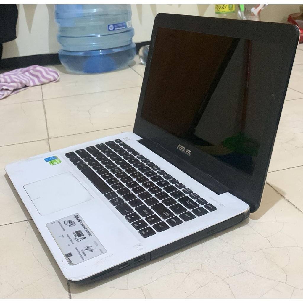 Laptop Asus A455 XL core i3-4005u Nvidia 930