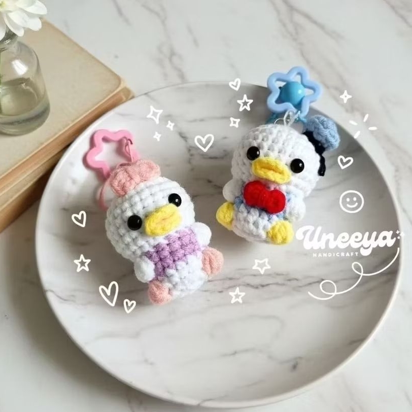 Gantungan Kunci Donald Duck & Daisy Duck Rajut Handmade