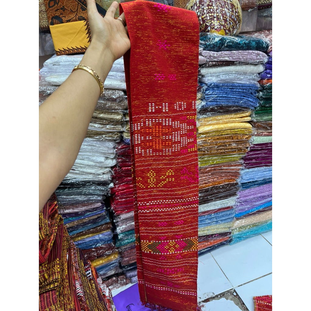 selendang menari adat batak atau  syal motif ulos sadum