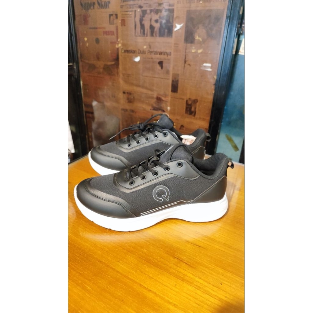 sepatu Qishi hitam putih