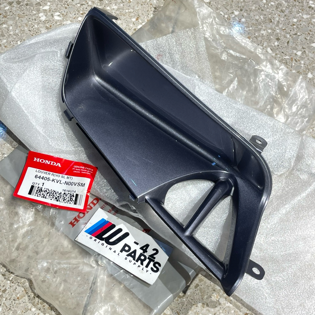 LOUVER SIRIP SAYAP DALAM TUTUP KARBURATOR KANAN SUPRA X 125 X125 BATMAN SILVER ABU ABU METALIK ORIGI