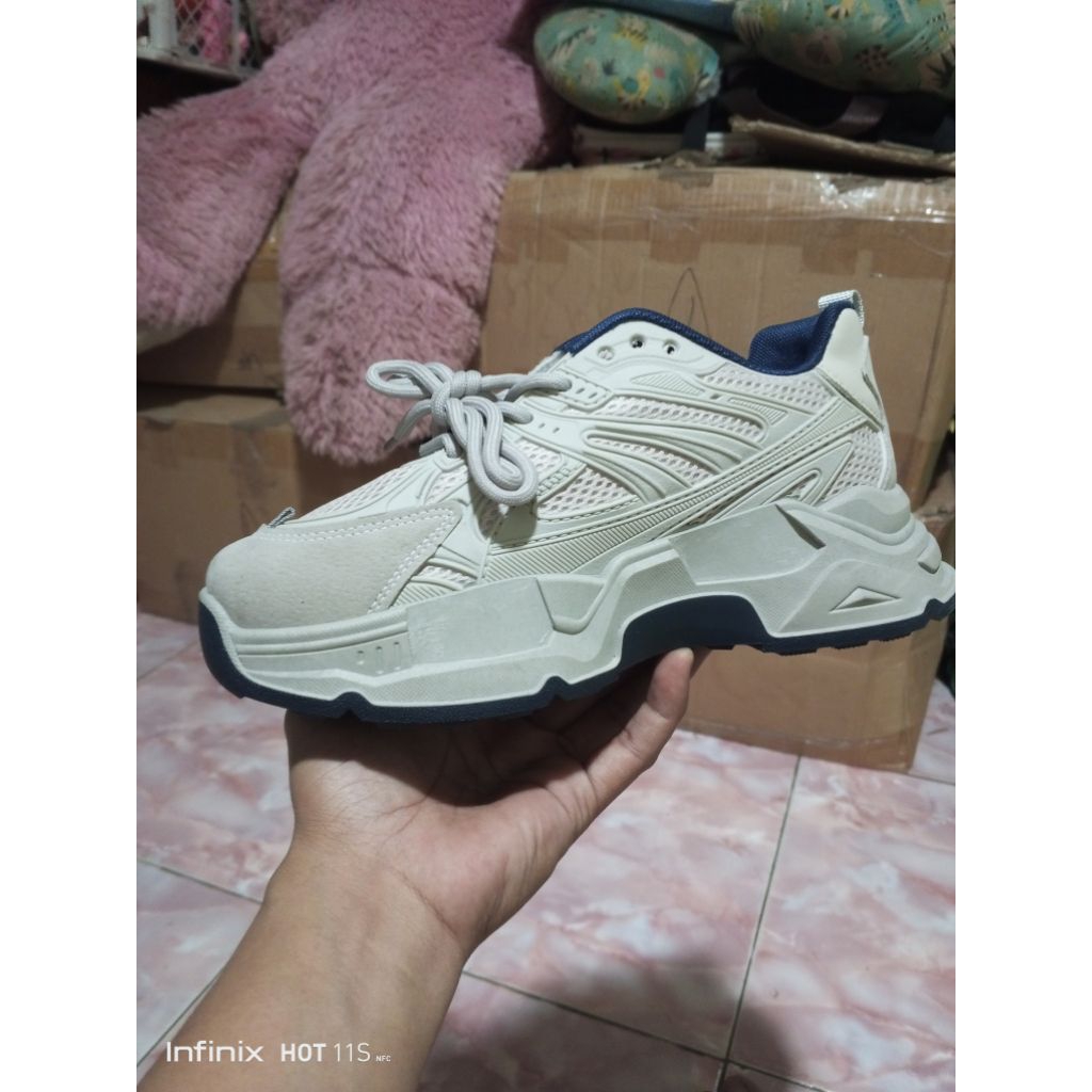 sepatu sneakers chunky lionsdale