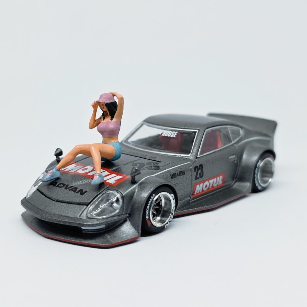 Miniature toy figure Mona photoshoot skala 1/64 diorama diecast