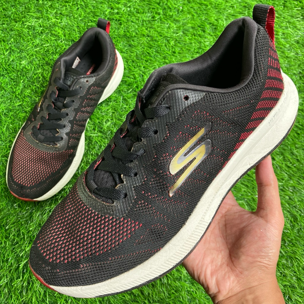 Skchrs GoRun Pulse Black Red Running shoes size 42,5