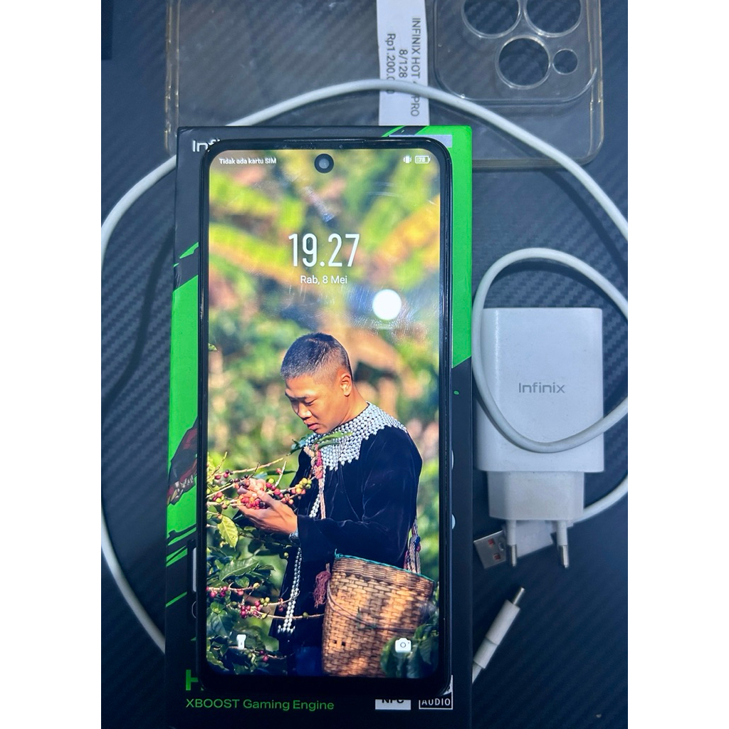 Infinix Hot 40 Pro 8/128 minus pernah ganti LCD, lecet belakang