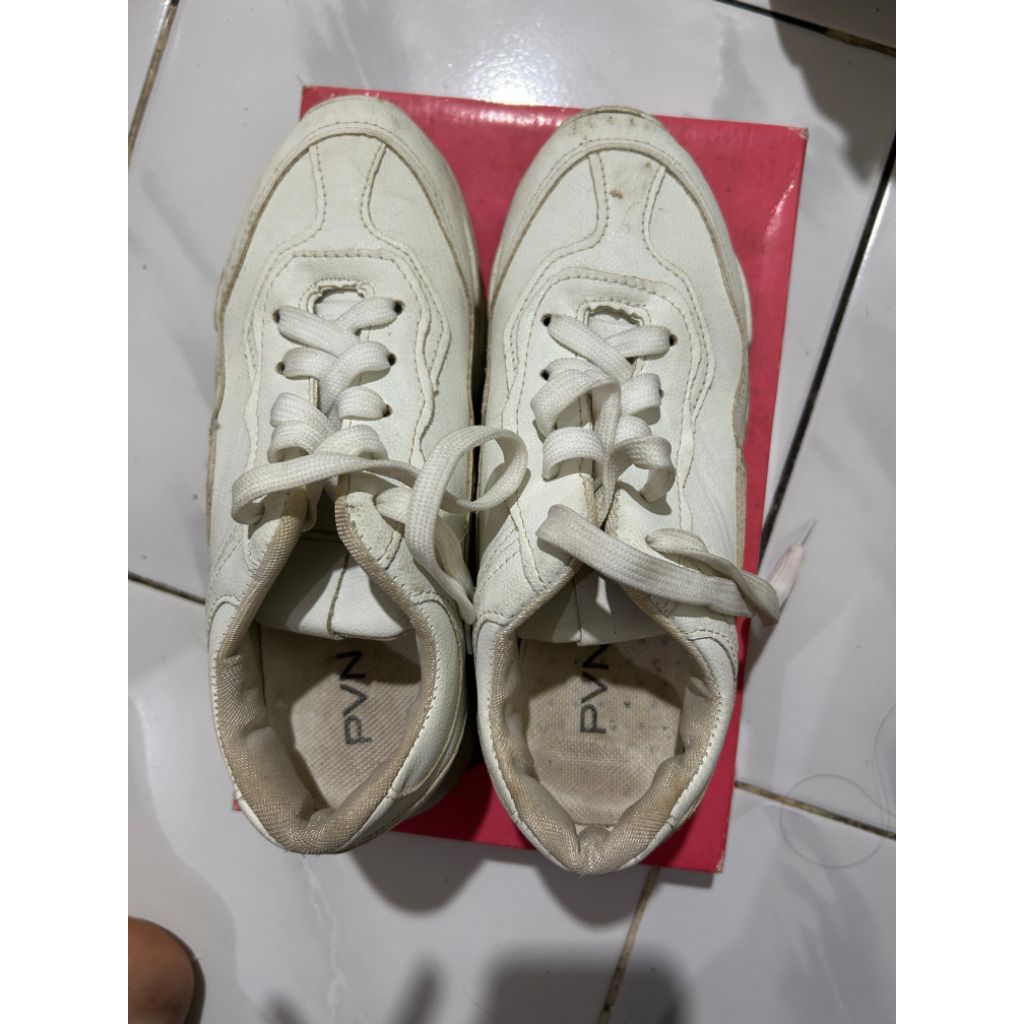 preloved sepatu pvn putih
