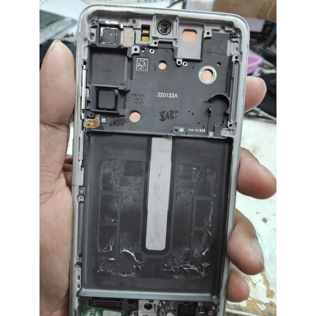 lcd copotan Samsung S21FE 5G minus warna bazel frame putih