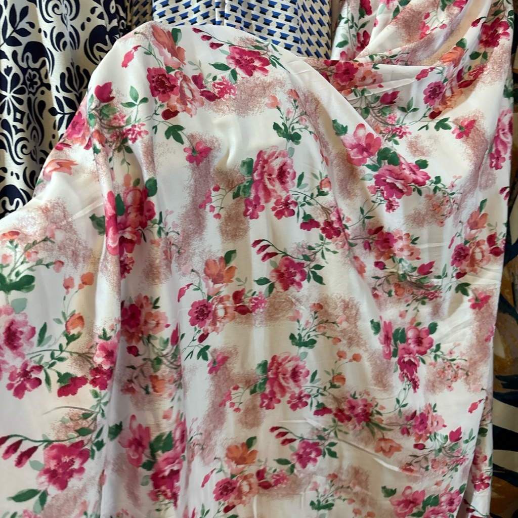 Kain Satin Silk Motif Bunga Watercolor Soft Pink - Bahan Silk Premium Mewah & Glowing - Meteran Untu