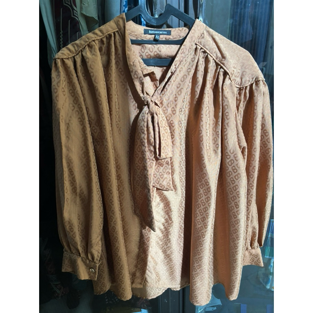 Buttonscarves monogram Satin binding detail shirt PL like new